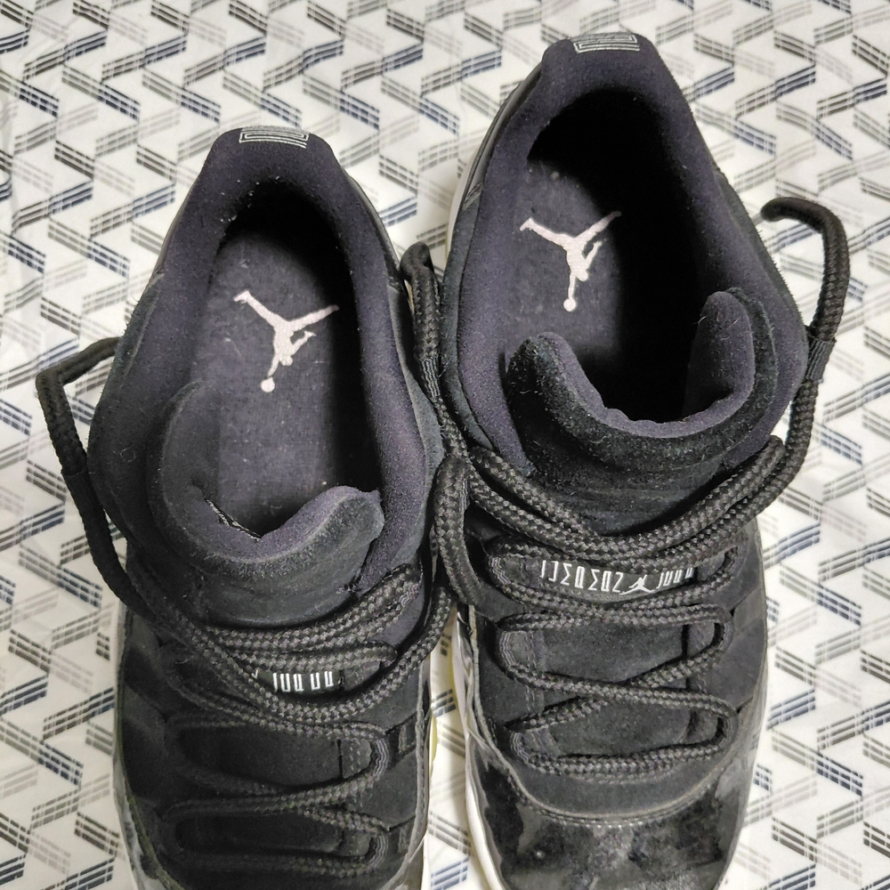 Jordan Black and Yellow Sneakers - Picture 2 of 8